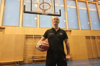Promu à la tête d'Hélios Basket le mois dernier, Loïc Zbinden est prêt à relever le défi proposé par la venue d'Elfic Fribourg en demi-finale de la Coupe de Suisse.